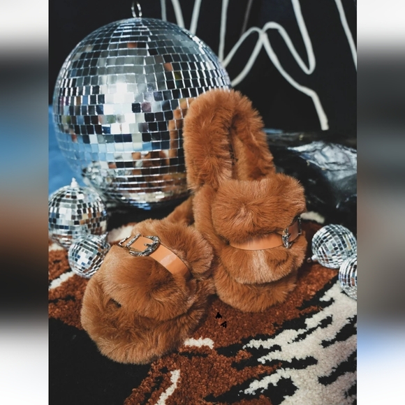 NWT 2 Fly Co. Home Buckles- Saddle Tan Faux Fur Western Slippers in Brown 7/8 - Picture 2 of 11